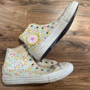 Big Kids Flower print Converse hightop Size: 4